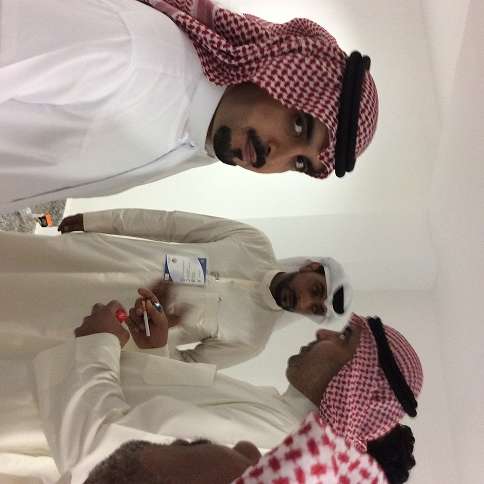 اليوسف حرص على مصافحة الفهد وتهنئته بالكاس 