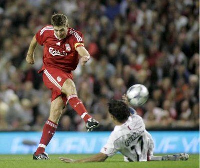 جيرارد يسدد كرة نحو المرمى في مباراة يوم الاربعاء امام ستاندر ليج البلجيكي