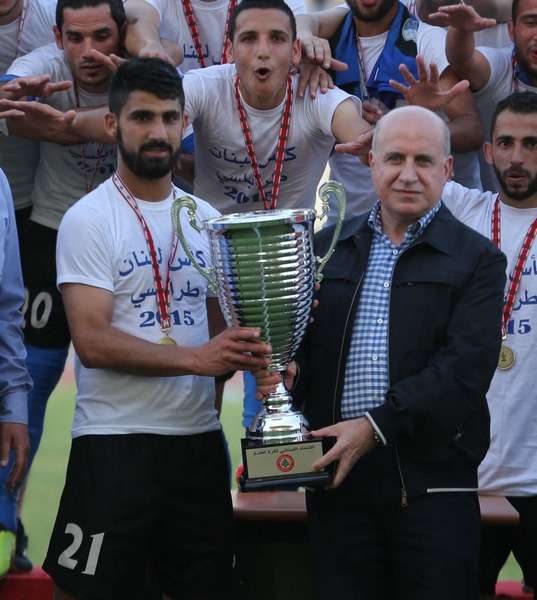 طالب يتسلم كأس لبنان من رئيس الاتحاد هاشم حيدر