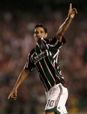 الـبـرازيـلـي تـيـاجـو نـيـفـيــز