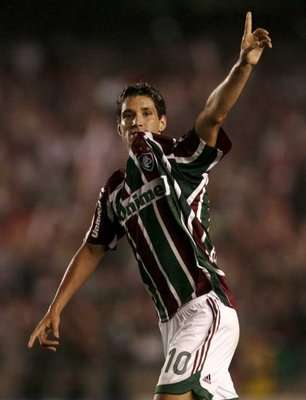 الـبـرازيـلـي تـيـاجـو نـيـفـيــز