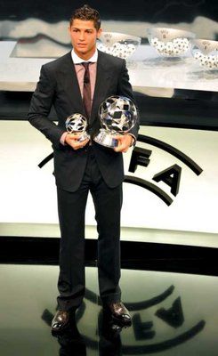 رونالدو يحمل جائزتي افضل مهاجم وافضل لاعب