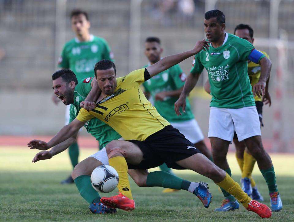 الصالح وسط حصار من لاعبي الأنصار بالدوري