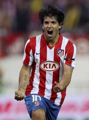 اغويرو فرحا بعد ان سجل في مرمى شالكة 