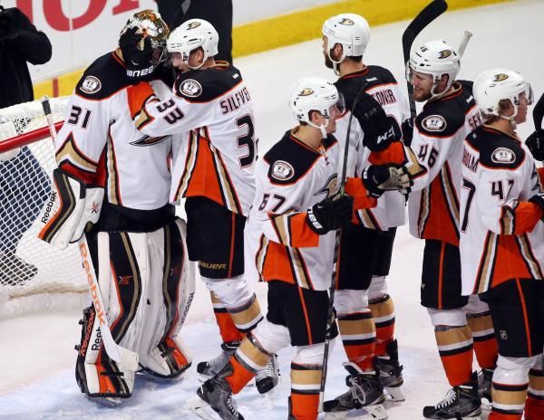 2015-05-22t025619z_1143838715_nocid_rtrmadp_3_nhl-stanley-cup-playoffs-anaheim-ducks-at-chicago-blackhawks_reuters