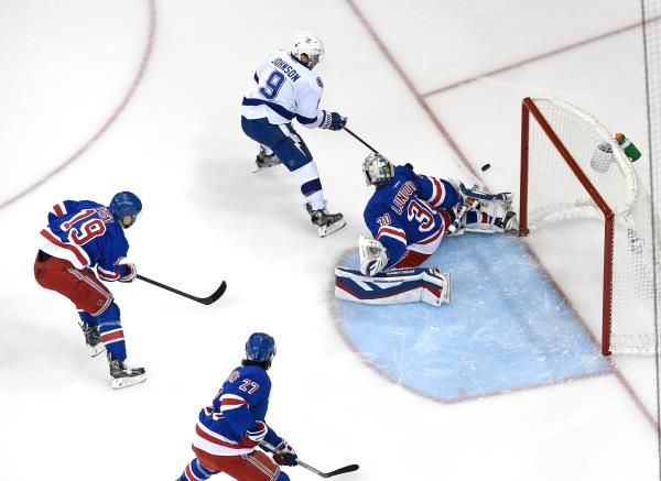 2015-05-25t010043z_1868271038_nocid_rtrmadp_3_nhl-stanley-cup-playoffs-tampa-bay-lightning-at-new-york-rangers_reuters