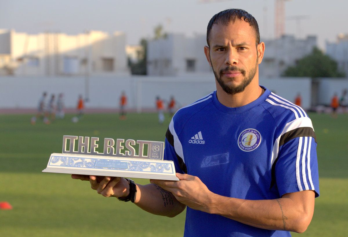جوليو سيزار خلال تتويجه بلقب افضل لاعب بدورى نجوم قطر خلال شهر ابريل 2015