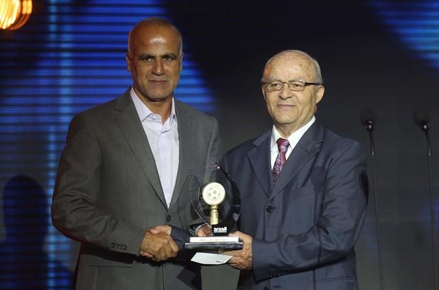 حمود يتسلم جائزة أفضل مدرب من عدنان الشرقي