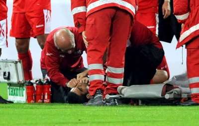 أوميت عزت اثناء تدخل الطاقم الطبي لإنقاذه