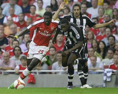 جانب من لقاء الأرسنال ونيوكاسل