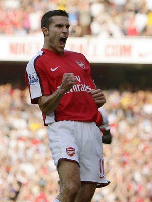 الهولندي روبين فان بيرسي يحتفل بتسجيله هدف من ركلة جزاء على نيوكاسل