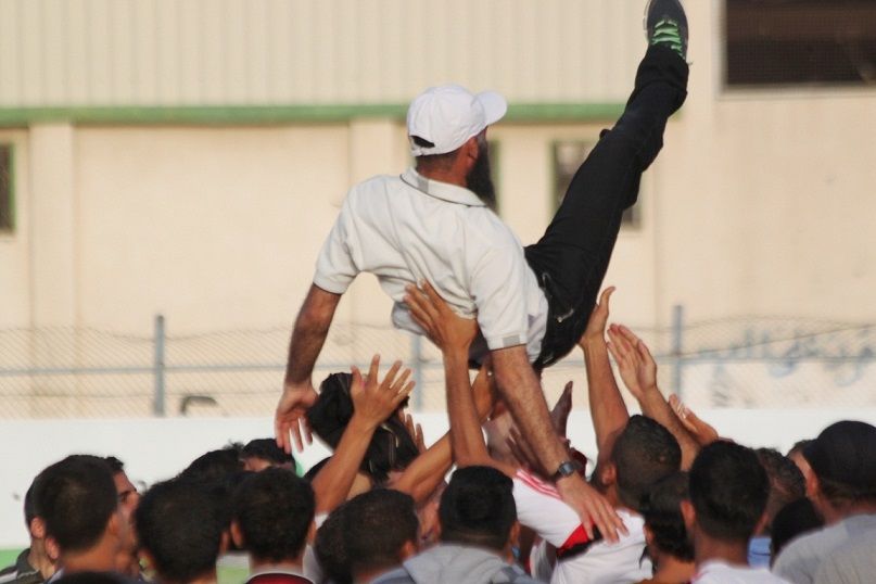 لاعبو الشباب يرفعون مدربهم احميدان بربخ بعد احتلال المركز الثاني 