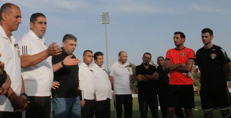 عبد القادر يتحدث للاعبين قبل بدء التدريب اليوم