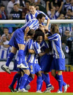 لاعبو ديبورتيفو لاكورونيا يحتفلون بالهدف الثاني