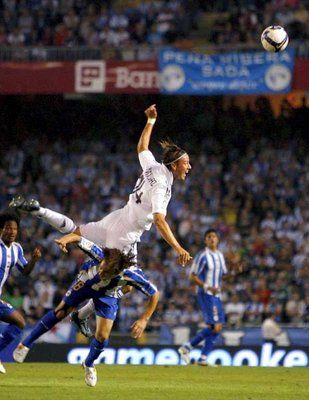 لقطة مشتركة بين غوتي لاعب ريال مدريد وخوان فيردو لاعب ديبورتيفو خلال المباراة