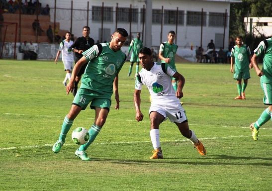 خيري مهدي يمر بالكرة في ظل ملاحقة لاعب الصداقة فضل أبو ريالة