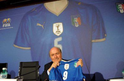 بلاتر يستعرض قميص ايطاليا وبه الشارة التي منحت للفريق