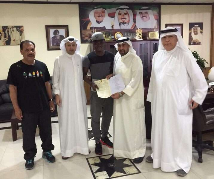 الشرهان وأبو الحسن مع سوماليا ووكيله بعد التوقيع