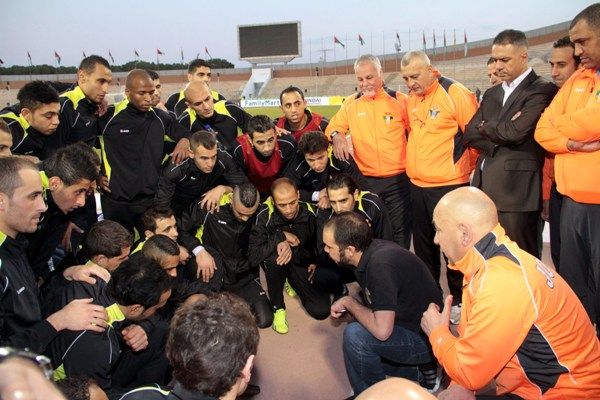 الأمير علي يتحدث لنجوم الكرة الأردنية في إحدى المناسبات 