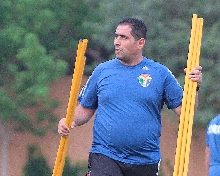 عبد القادر خلال اشرافه على التدريبات 