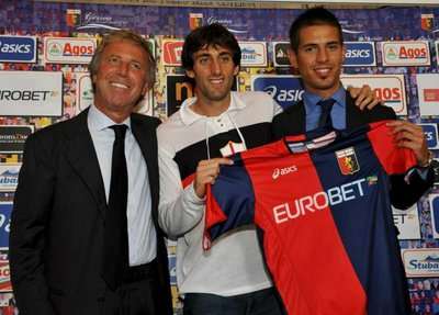 دييغو ميليتو يستعرض قميص جنوى وبجانبه رئيس النادي انريكو بريسيوزي