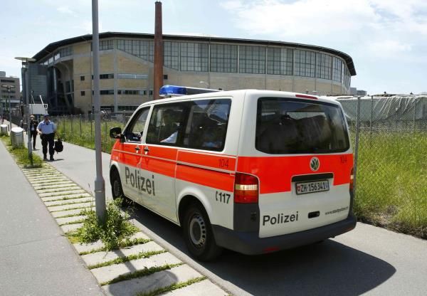 2015-05-29t114408z_111197946_lr2eb5t0wl9hg_rtrmadp_3_soccer-fifa-bombthreat_reuters