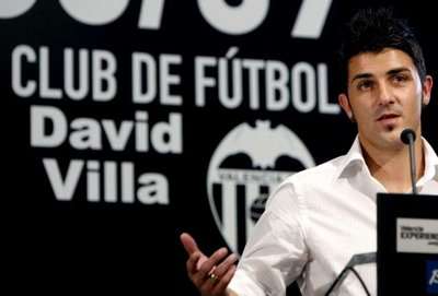 ديفيد فيا عند تجديد عقده مع الفريق