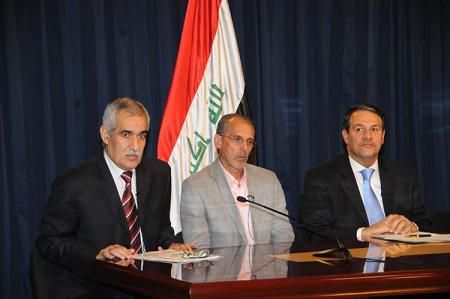 فييرا خلال المؤتمر الصحفي ويظهر السيد علي الدباغ الى يساره والسيد ناجح حمود الى يمينه