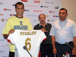 ريفالدو يستعرض قميصه الجديد للصحافة الاوزبكية