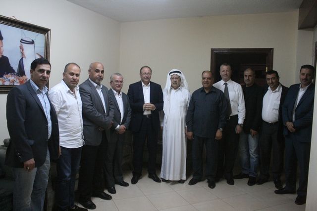 ويتوسط أسرة النادي الفيصلي  