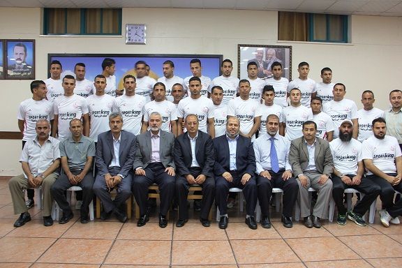 صورة جماعية للشباب يوم التكريم