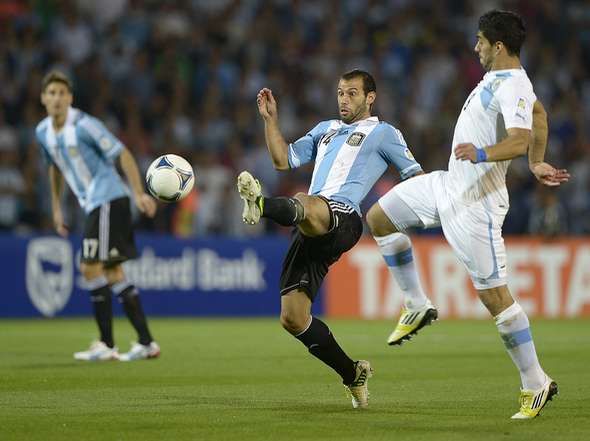 mascherano-despeja-luis-suarez_oleima20121012_0218_8