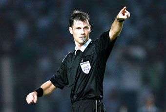 الأسترالي مارك شيلد واجه الكثير من الانتقادات على قراراته في المباراة