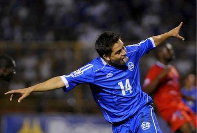 السلفادوري رودولفو زيلايا يحتفل بأحد أهدافه الثلاثة