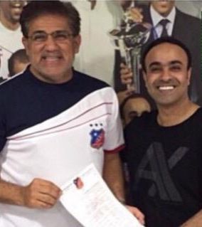 الجنرال يتسلم عقده من مدير الكرة في الكويت عادل عقلة