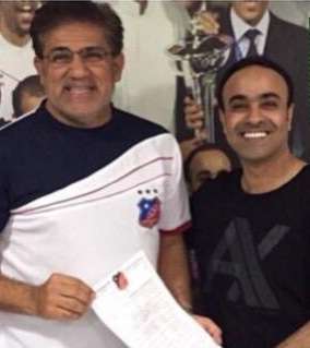 الجنرال يتسلم عقده من مدير الكرة في الكويت عادل عقلة