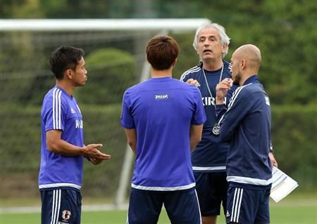 المدرب وحيد خليلودزيتش يحذر ناجاتومو (اليسار) واوكازاكي من التأخير