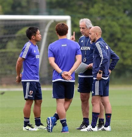 المدرب خليلودزيتش يحذر اللاعبان ناجاتومو واوكازاكي