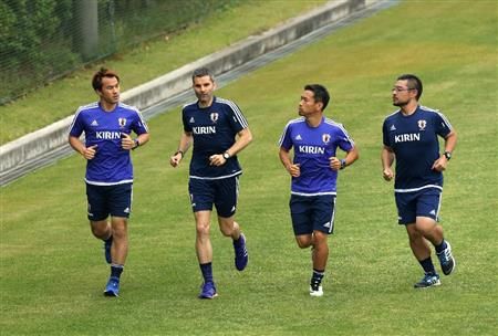 تدريب انفرادي للاعبان ناجاتومو (ثاني يمين) واوكازاكي كعقوبة على التأخير