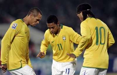 روبينيو يحتفل برقص السامبا مع رونالدينيو وفابيانو بعد ان سجل الهدف الثاني