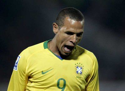 لويس فابيانو سعيد بعد ان سجل في مرمى تشيلي