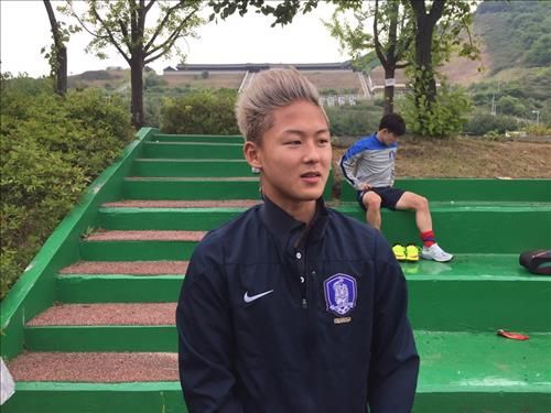 لي سيونج في معسكر منتخب كوريا الجنوبية للناشئين