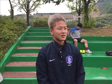 لي سيونج في معسكر منتخب كوريا الجنوبية للناشئين