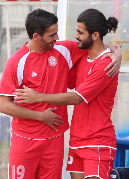 حديث ودي بين فاعور واللاعب المحترف في إيران علي حمام بعد التحاق الأخير بتدريبات لبنان