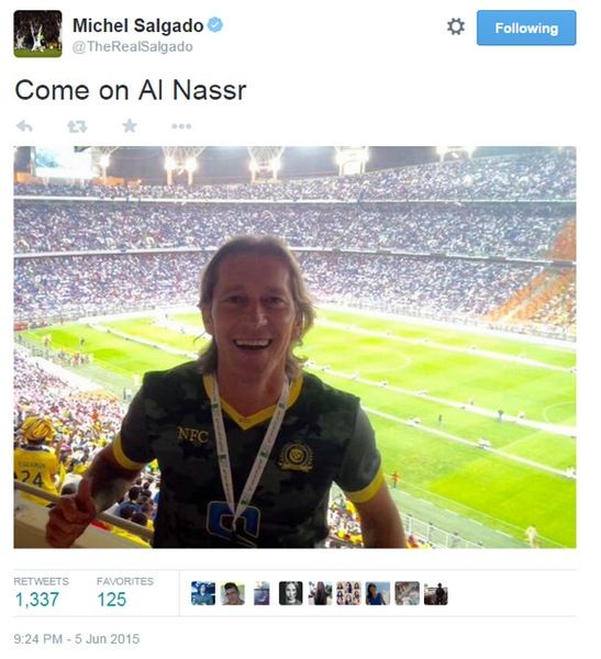 لاعب ريال مدريد السابق يشجع النصر في مدرجات الجوهرة