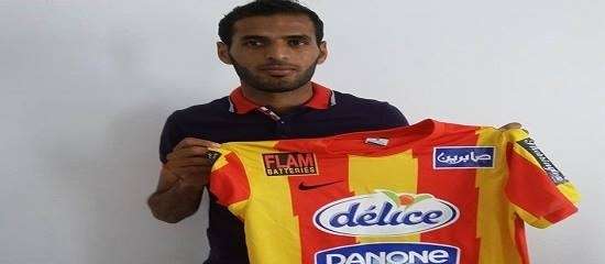  شاكر الرقيعي يعرض زي الترجي التونسي بعد امضاء العقد