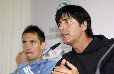 مدرب المنتخـب الألماني لـوف وإلى جانبـه المهاجم كلـوزه