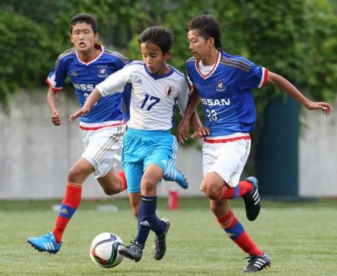 تاكيفوسا كوبو في لقاء اليوم بين منتخب اليابان للناشئين وفريق يوكوهاما مارينوس