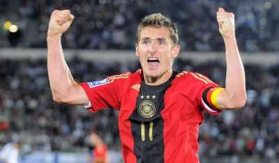 كلوزه يحتفل بالهدف الثالث لألمانيا في العشر دقائق الأخيرة من المباراة