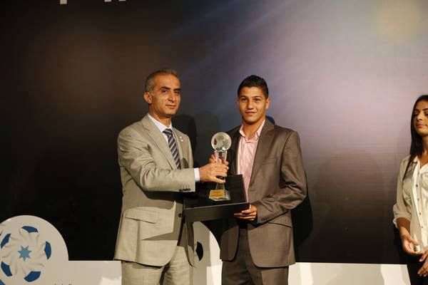 خلدون الخوالدة خلال تسلمه جائزة أفضل لاعب (ارشيفية)